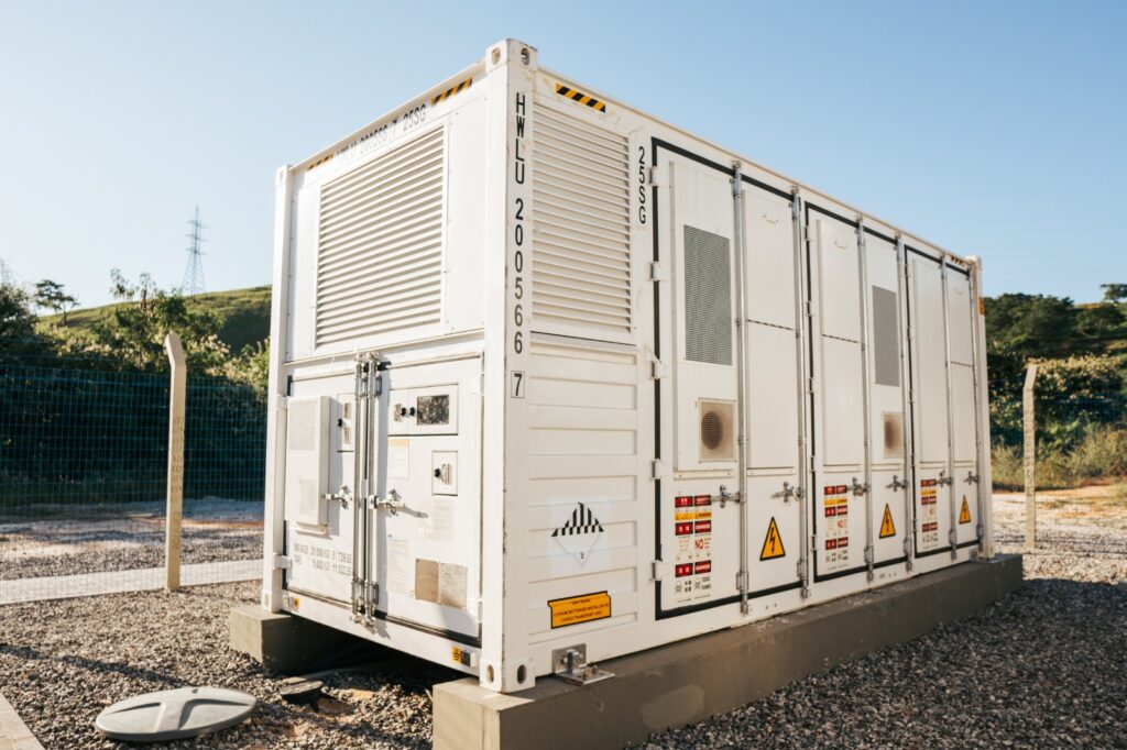 sistemas-de-armazenamento-podem-reduzir-custos-medios-do-sistema-eletrico-em-ate-16%-em-2029