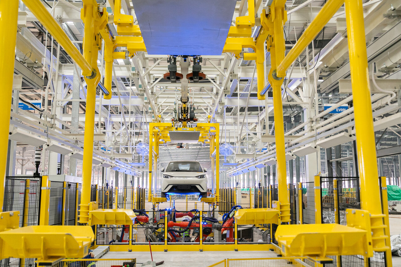 futuro-eletrico-no-brasil:-byd-inaugura-a-maior-instalacao-fora-da-asia