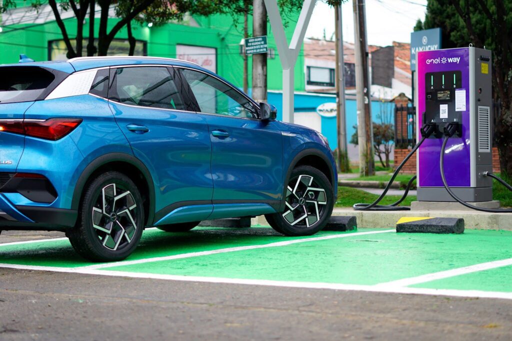 o-boom-dos-veiculos-eletricos-coloca-a-prova-a-rede-de-recarga-na-capital-da-colombia