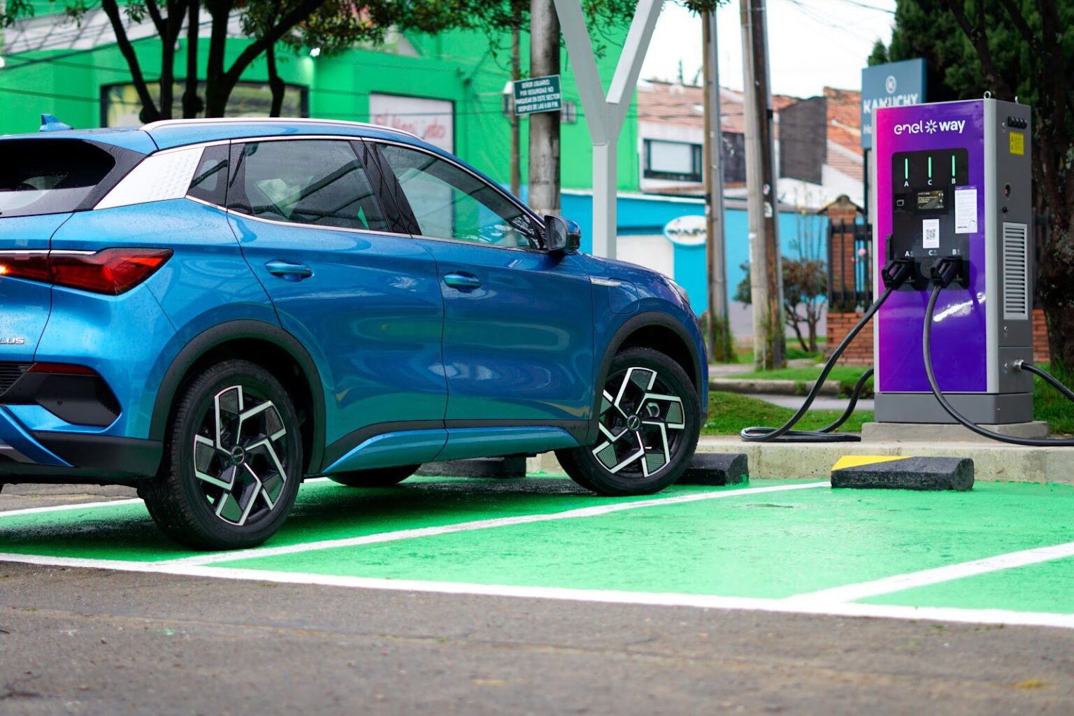 o-boom-dos-veiculos-eletricos-coloca-a-prova-a-rede-de-recarga-na-capital-da-colombia