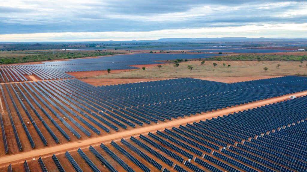 financiamento-para-geracao-solar-distribuida-cresce-em-2025,-mas-cai-para-centralizada,-aponta-cela