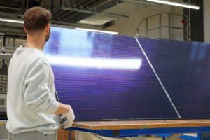 a-oxford-pv-alcancou-uma-eficiencia-de-25,6%-para-um-modulo-tandem-de-perovskita-silicio-baseado-em-um-design-sobreposto