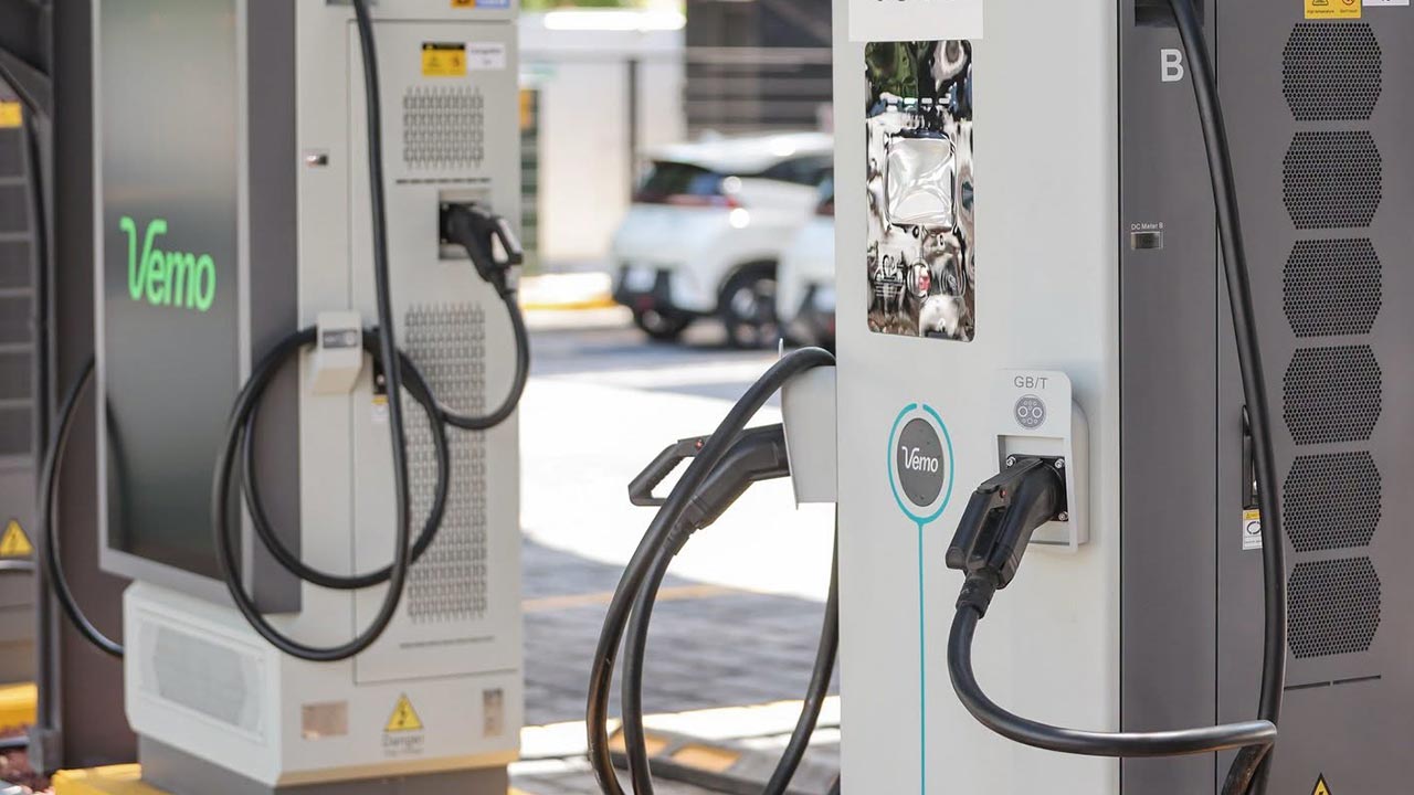 mexico-ja-tem-seus-primeiros-mega-eletropostos-de-120-kw:-74-veiculos-podem-recarregar-simultaneamente-em-nuevo-leon