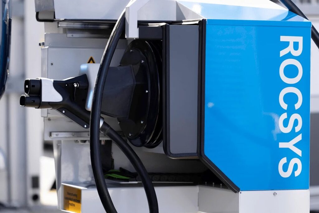 engenharia-holandesa-supera-tesla-e-waymo:-rocsys-lancara-seu-carregador-robotico-multi-vagas-para-frotas-autonomas-em-2027