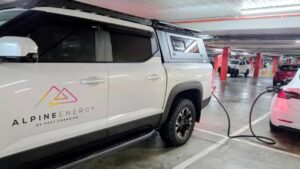 alpine-energy-apresenta-o-mgen-m40:-o-primeiro-carregador-rapido-veiculo-a-veiculo-do-mundo-projetado-para-operar-sem-conexao-a-rede-eletrica