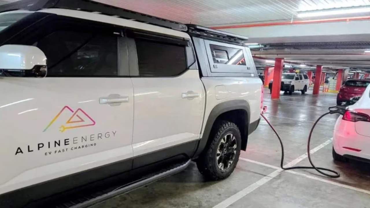 alpine-energy-apresenta-o-mgen-m40:-o-primeiro-carregador-rapido-veiculo-a-veiculo-do-mundo-projetado-para-operar-sem-conexao-a-rede-eletrica