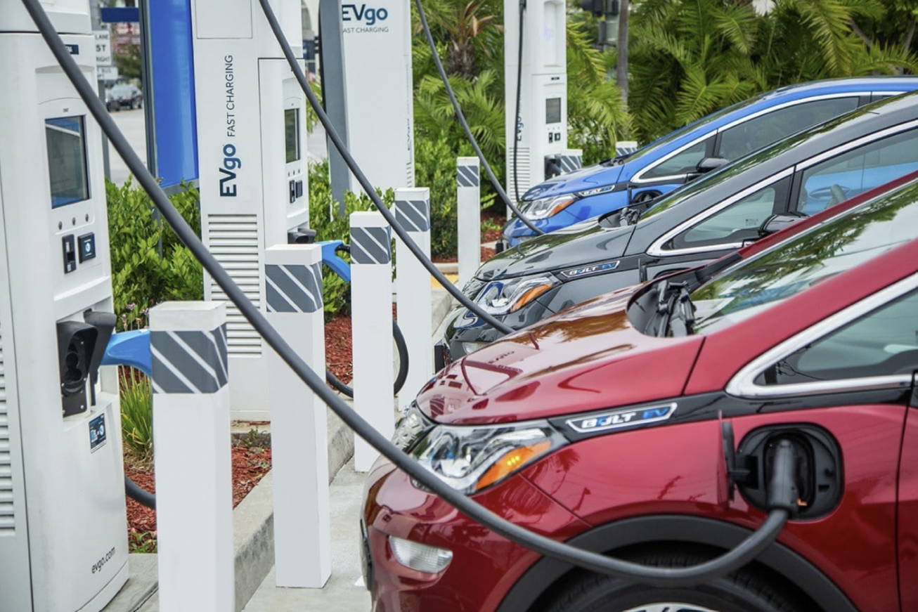 vendas-de-carros-eletricos-crescem-mesmo-com-mercado-automotivo-global-em-queda