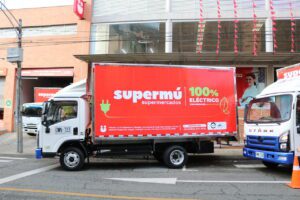 colombia:-auteco-blue-entrega-a-supermu-uma-frota-de-caminhoes-100%-eletricos-para-sua-operacao-logistica