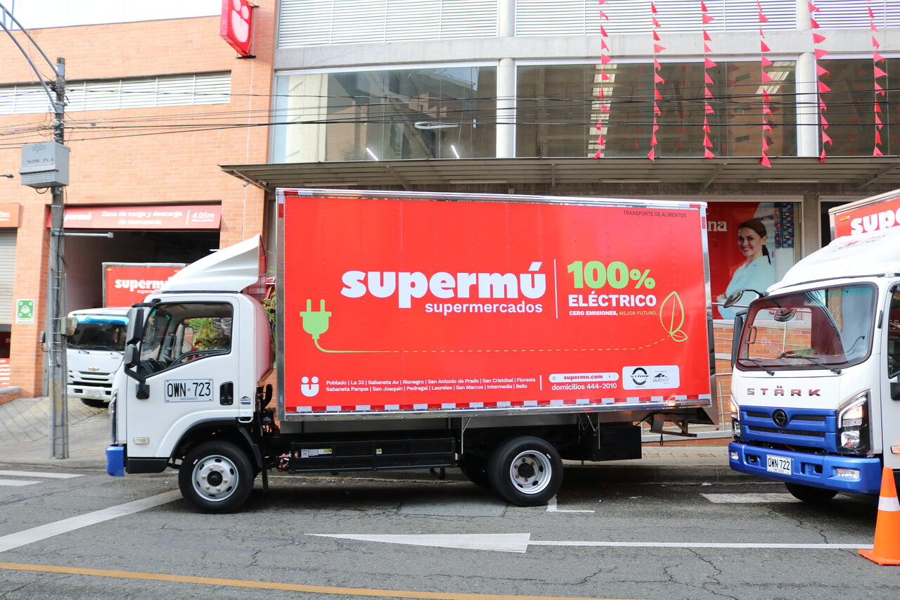 colombia:-auteco-blue-entrega-a-supermu-uma-frota-de-caminhoes-100%-eletricos-para-sua-operacao-logistica