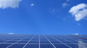 absolar-propoe-agenda-para-proximo-governo-com-baterias,-geracao-solar-para-novas-cargas-e-universalizacao-da-energia-eletrica