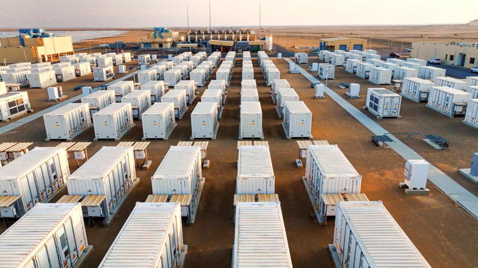 maior-microrrede-solar-com-armazenamento-do-mundo-entra-em-operacao-na-arabia-saudita