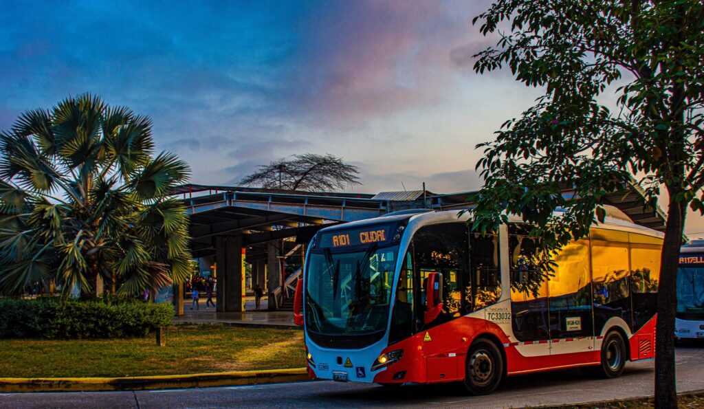 primeiros-onibus-eletricos-da-historia-do-transcaribe-ja-navegam-rumo-a-colombia