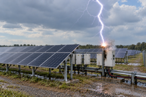 multiplos-pontos-de-aterramento-reduzem-em-ate-55%-a-sobretensao-causada-por-raios-em-paineis-solares