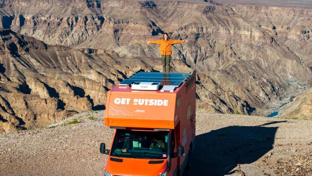casal-cruza-dez-paises-da-africa-em-motorhome-com-energia-solar-e-baterias-de-armazernamento