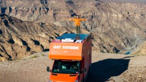 casal-cruza-dez-paises-da-africa-em-motorhome-com-energia-solar-e-baterias-de-armazernamento